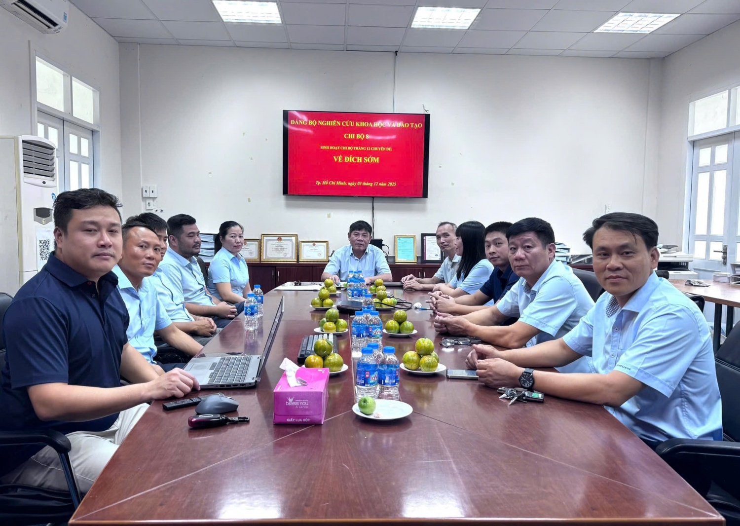 Đảng bộ Nghiên cứu Khoa học và Đào tạo thi đua 