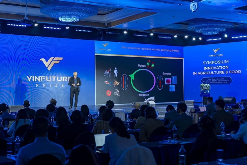 Nhà khoa học VinFuture giới thiệu công nghệ đột phá giúp “sao y bản chính” các hạt giống chất lượng Nhà khoa học VinFuture giới thiệu công nghệ đột phá giúp “sao y bản chính” các hạt giống chất lượng