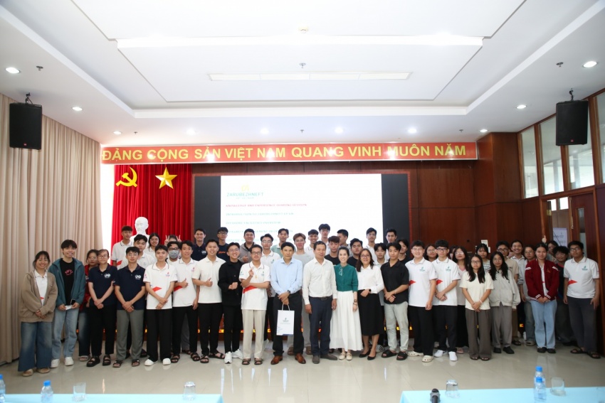 Chuyên gia Zarubezhneft EP Vietnam chia sẻ công nghệ điều khiển và quản lý hệ thống khai thác dầu khí cho sinh viên PVU