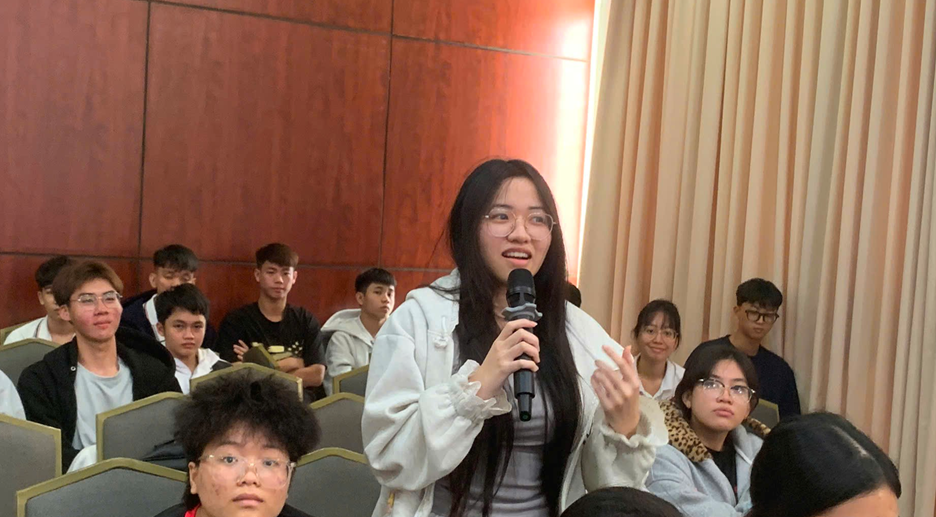 Chuyên gia Zarubezhneft EP Vietnam chia sẻ công nghệ khai thác dầu khí cho sinh viên PVU