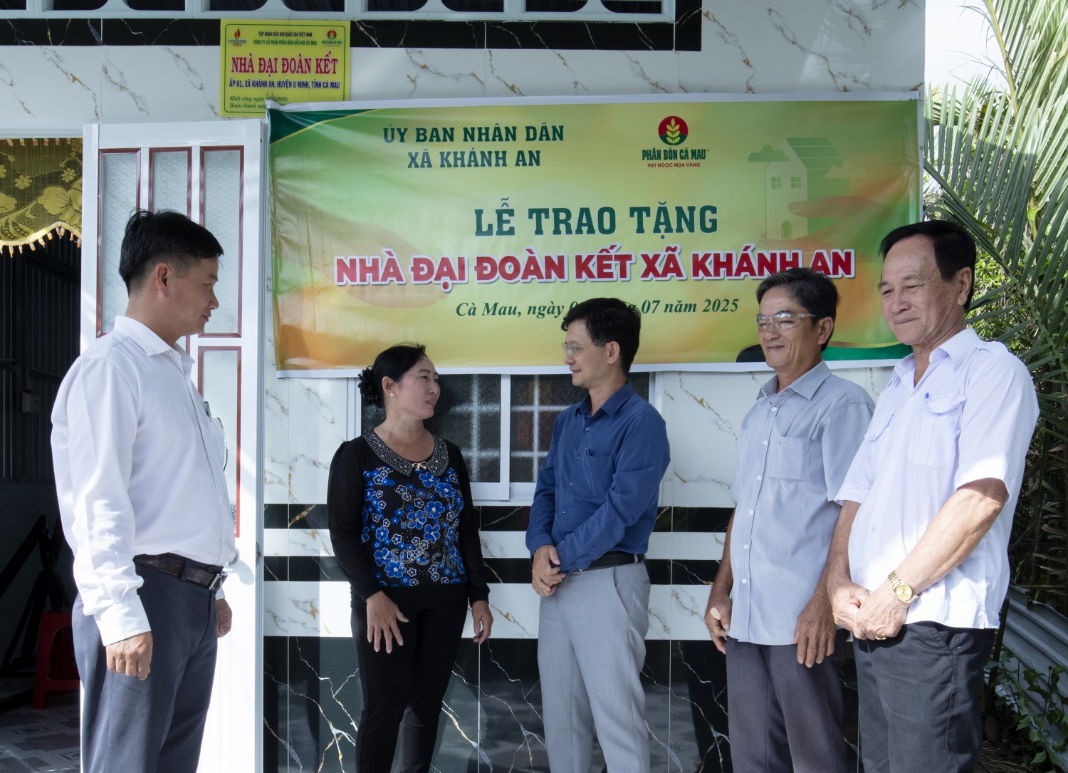 Phân Bón Cà Mau: Chung tay san sẻ với đồng bào vùng bão lũ Phân Bón Cà Mau: Chung tay san sẻ với đồng bào vùng bão lũ