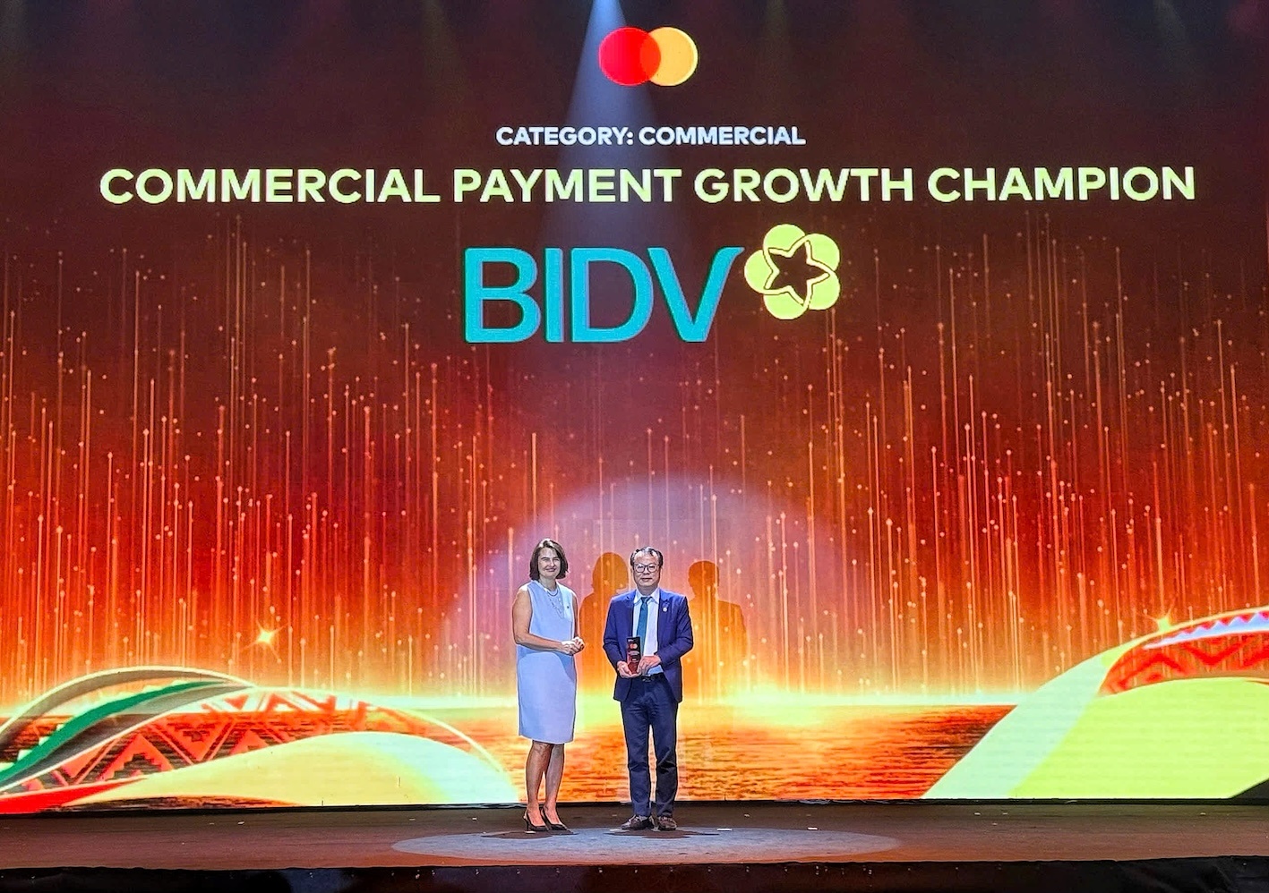 BIDV liên tiếp nhận giải thưởng quốc tế về thẻ doanh nghiệp BIDV liên tiếp nhận giải thưởng quốc tế về thẻ doanh nghiệp