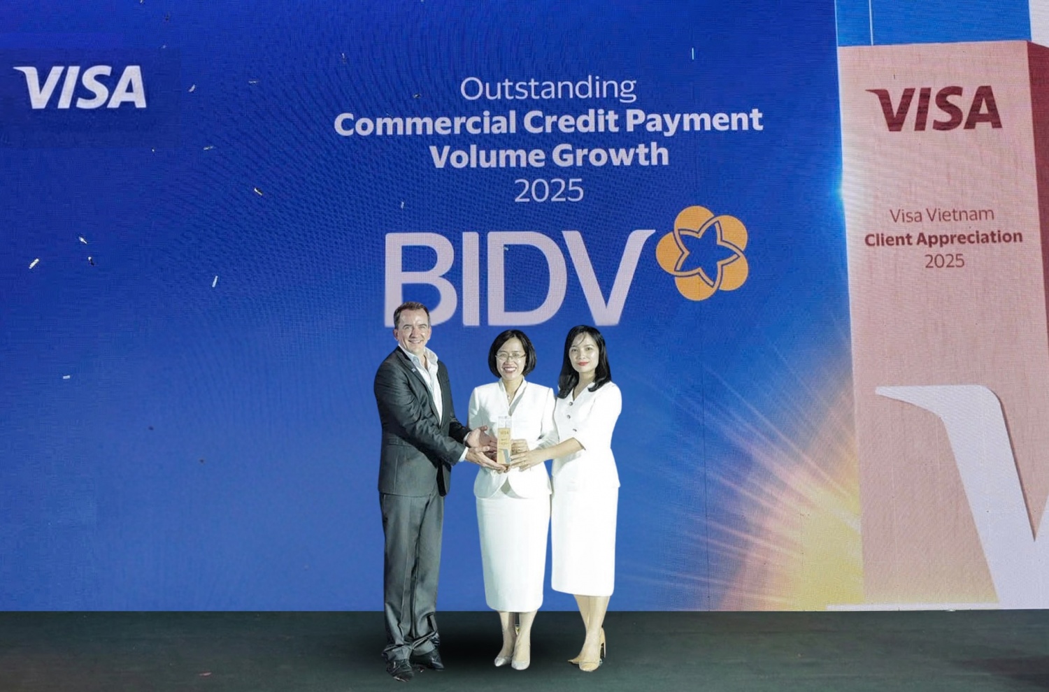 BIDV liên tiếp nhận giải thưởng quốc tế về thẻ doanh nghiệp BIDV liên tiếp nhận giải thưởng quốc tế về thẻ doanh nghiệp