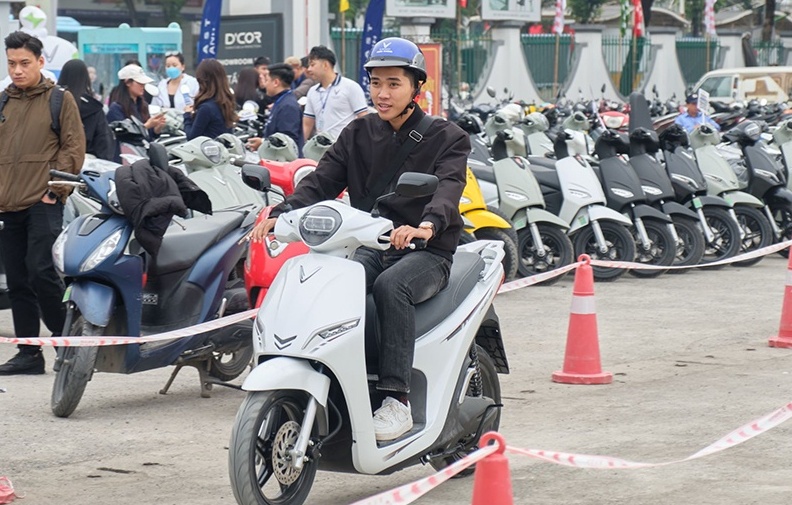 Người dân Hà Nội mang xe xăng cũ đi định giá, chốt lên đời xe máy điện VinFast ngay trong ngày