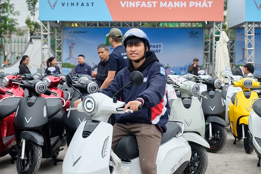 Người dân Hà Nội mang xe xăng cũ đi định giá, chốt lên đời xe máy điện VinFast ngay trong ngày