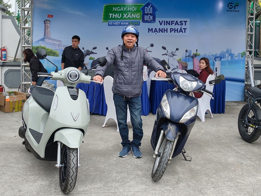 Người dân Hà Nội mang xe xăng cũ đi định giá, chốt lên đời xe máy điện VinFast ngay trong ngày