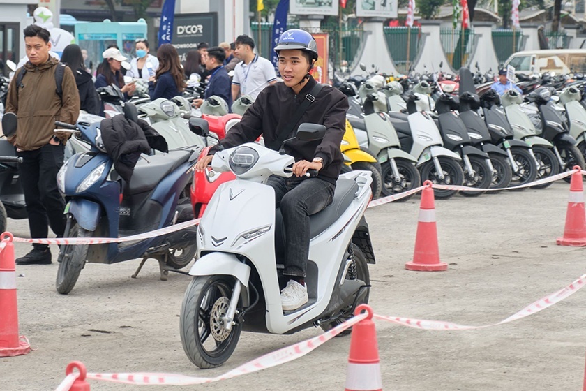 Người dân Hà Nội mang xe xăng cũ đi định giá, chốt lên đời xe máy điện VinFast ngay trong ngày
