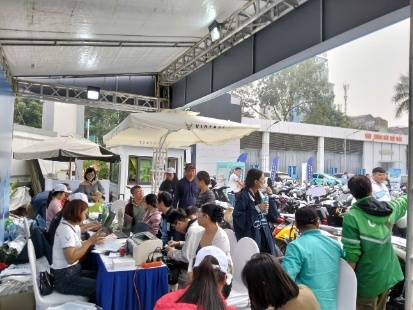 Người dân Hà Nội mang xe xăng cũ đi định giá, chốt lên đời xe máy điện VinFast ngay trong ngày