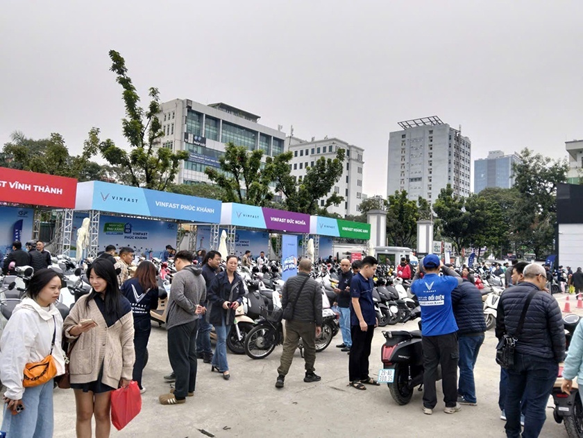 Người dân Hà Nội mang xe xăng cũ đi định giá, chốt lên đời xe máy điện VinFast ngay trong ngày