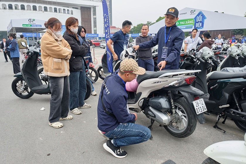 Người dân Hà Nội mang xe xăng cũ đi định giá, chốt lên đời xe máy điện VinFast ngay trong ngày