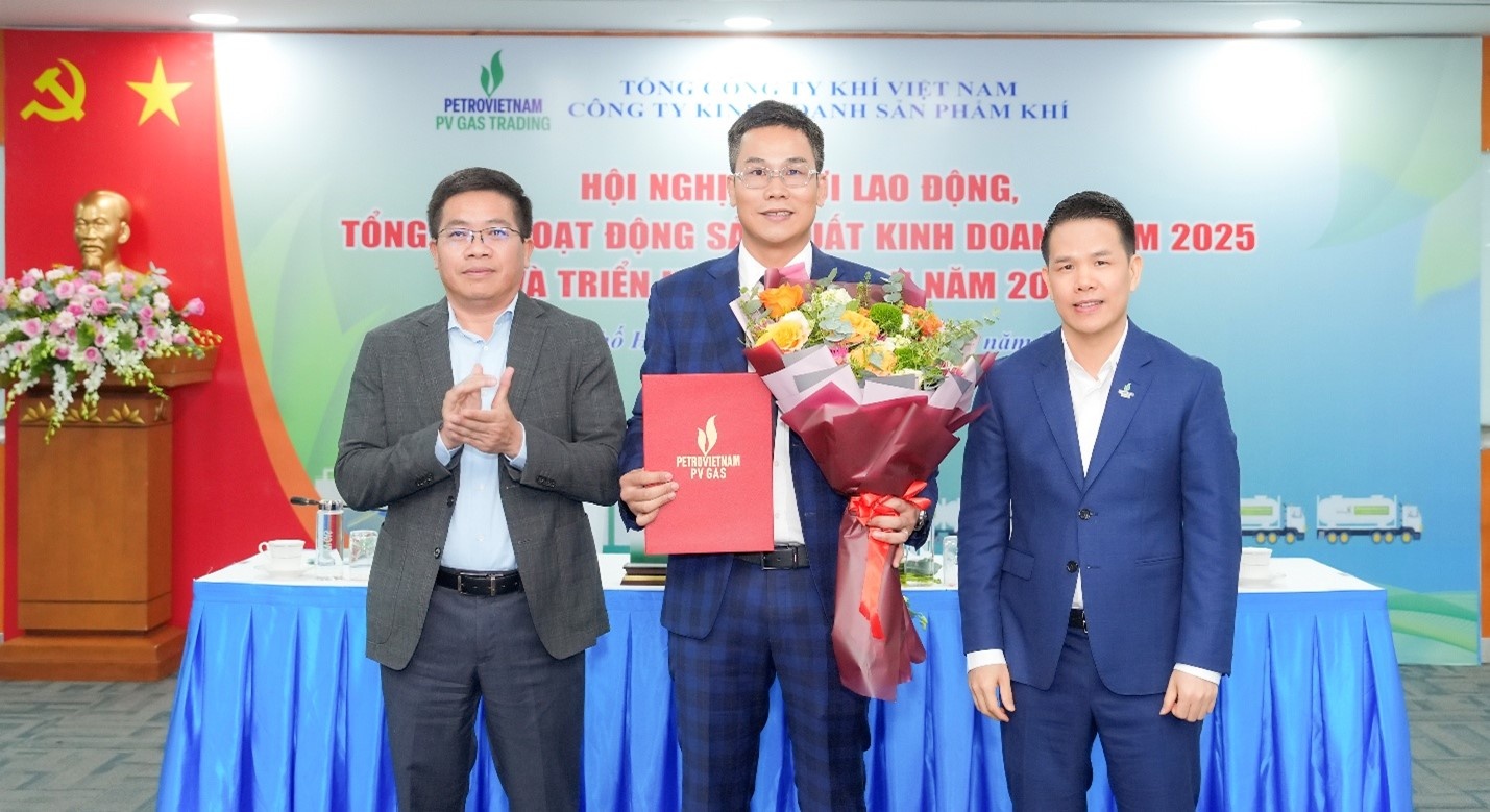 Lãnh đạo Tổng công ty trao quyết định cho ông Bùi Văn Trang - tân Phó Giám đốc PV GAS TRADING Lãnh đạo Tổng công ty trao quyết định cho ông Bùi Văn Trang - tân Phó Giám đốc PV GAS TRADING