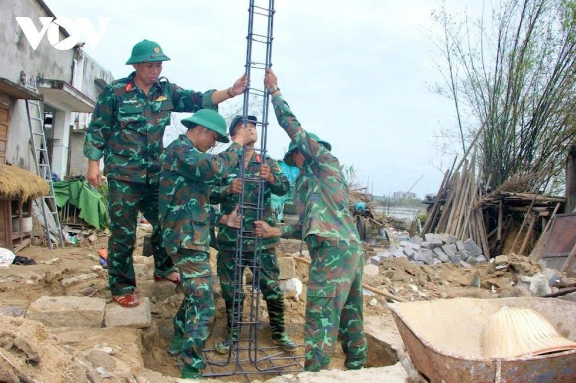 Cán bộ, chiến sĩ Trường Quân sự (Quân đoàn 34) triển khai Điểm tin xây dựng - bất động sản ngày 10/12: Quốc hội thông qua Luật Xây dựng (sửa đổi)