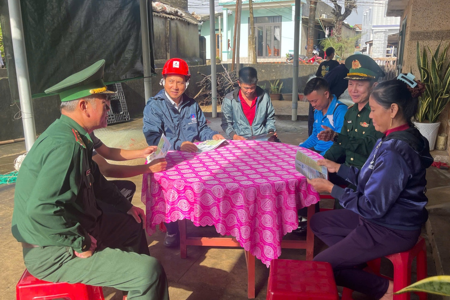 BSR tổ chức tuyên truyền đảm bảo an ninh, an toàn NMLD Dung Quất cho người dân tại Quảng Ngãi BSR tổ chức tuyên truyền đảm bảo an ninh, an toàn NMLD Dung Quất cho người dân tại Quảng Ngãi