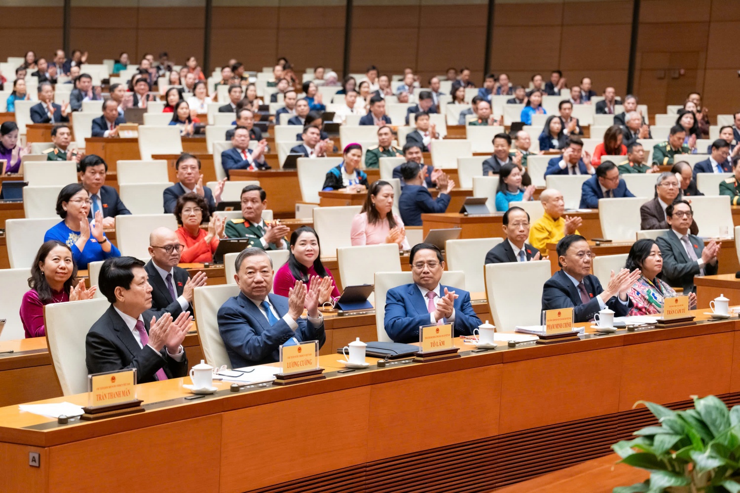Thông qua Nghị quyết Kỳ họp thứ 10, Quốc hội khóa XV Thông qua Nghị quyết Kỳ họp thứ 10, Quốc hội khóa XV