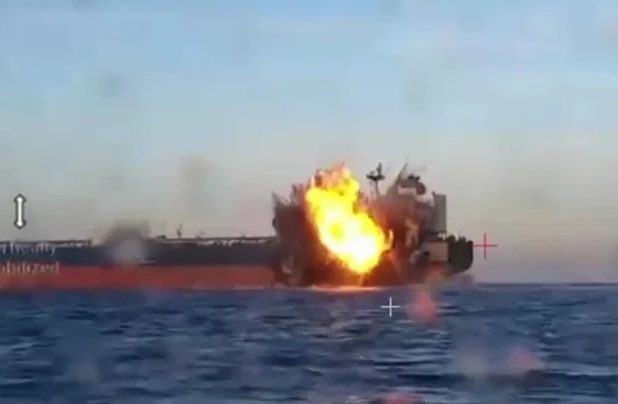 Ukraine tấn công đội tàu chở dầu bí mật của Nga