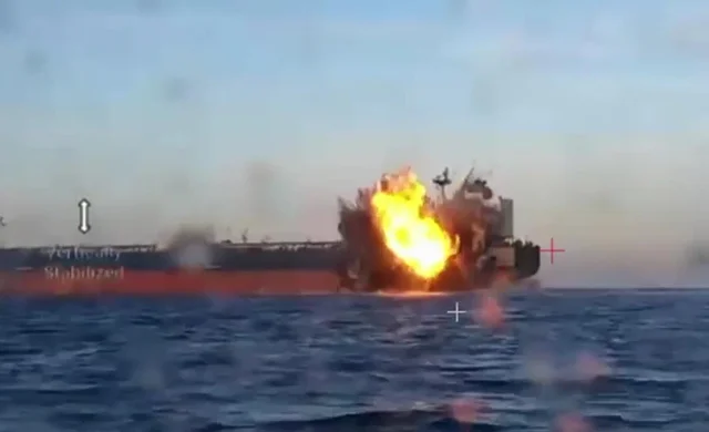 Ukraine tấn công đội tàu chở dầu bí mật của Nga Ukraine tấn công đội tàu chở dầu bí mật của Nga