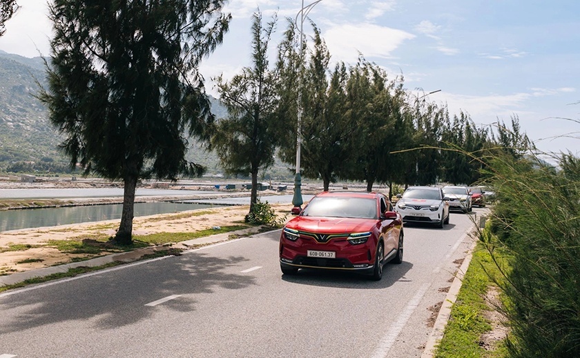 Chủ xe Việt: Đi Mercedes, BMW rồi lái VinFast VF 8 thấy sướng