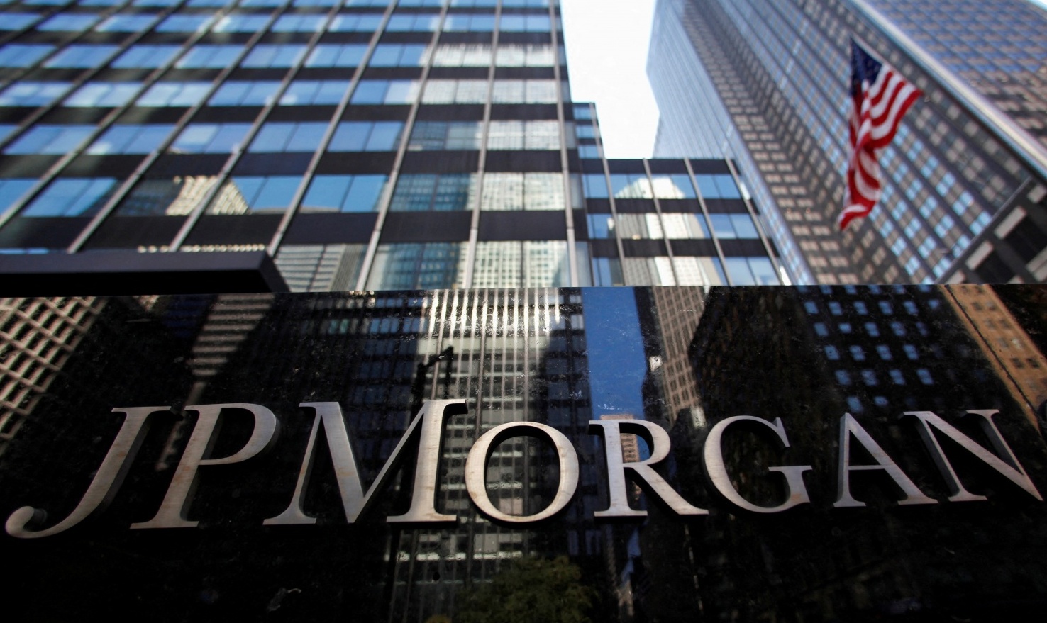 J.P. Morgan điều chỉnh xếp hạng công ty dầu khí thế giới