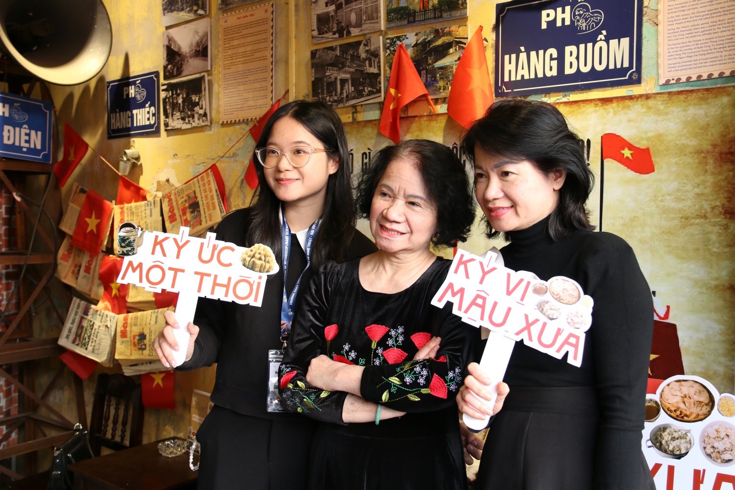 Diễn giả bà Nguyễn Thị Lương cùng gia đình tới tham dự ủng hộ chương trình Diễn giả bà Nguyễn Thị Lương cùng gia đình tới tham dự ủng hộ chương trình