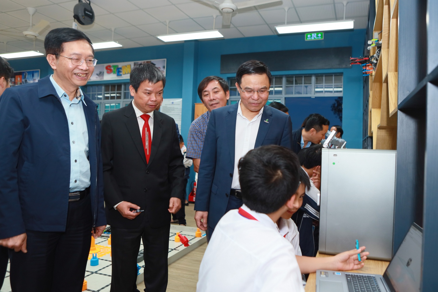 Các đại biểu thăm hỏi, trao đổi với các em học sinh về việc học tập với các thiết bị tại phòng STEM. Các đại biểu thăm hỏi, trao đổi với các em học sinh về việc học tập với các thiết bị tại phòng STEM.