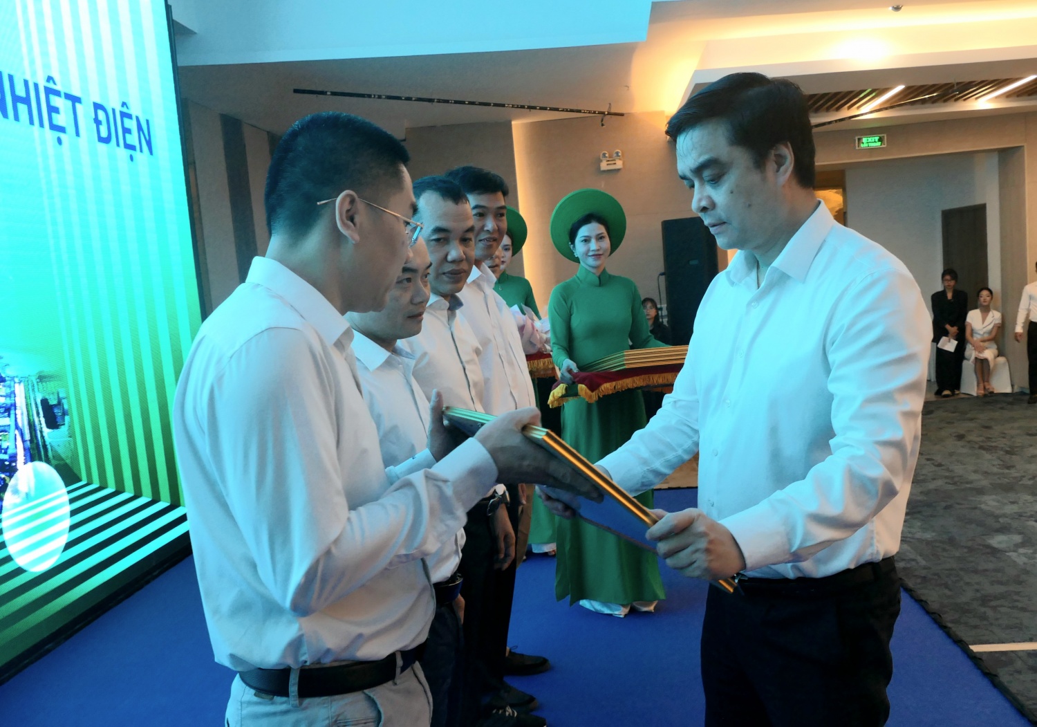 Ông Nguyễn Minh Đạo - Giám đốc PVPGB tặng bằng khen cho các tập thể cá nhân có thành tích trong công tác BDSC năm 2025.