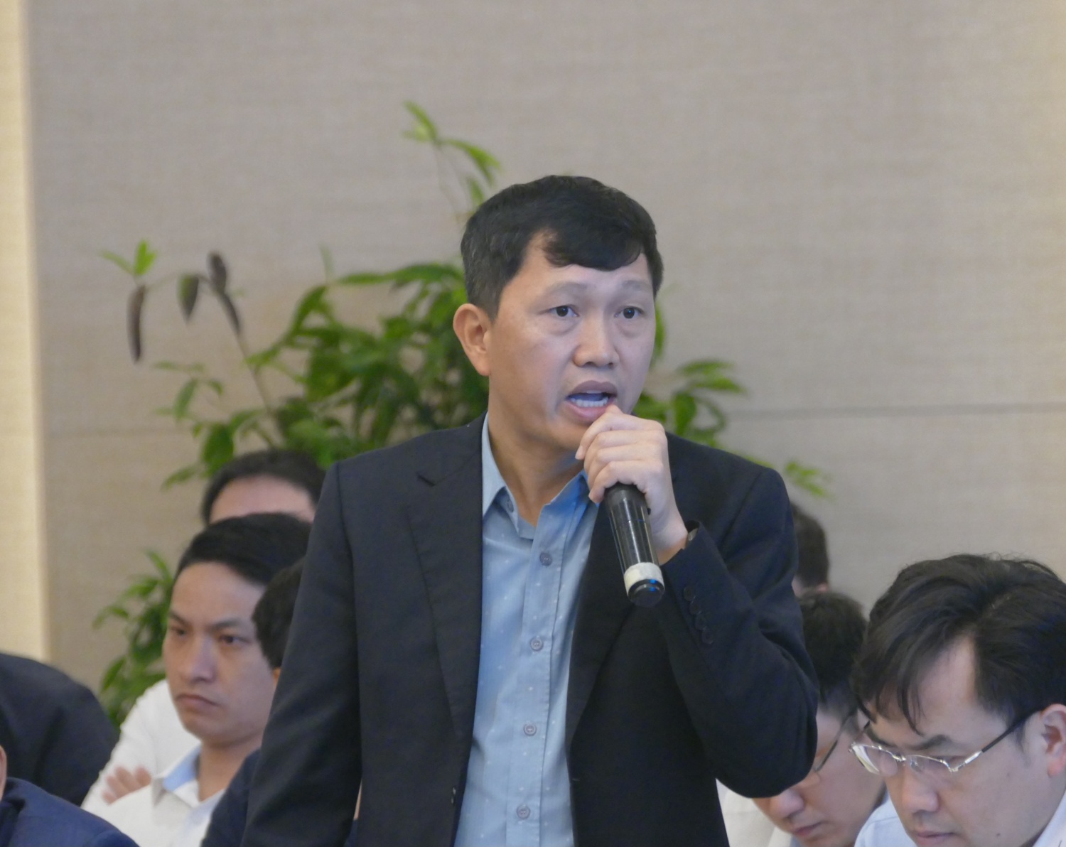 Đại biểu đóng góp ý kiến tại hội nghị.