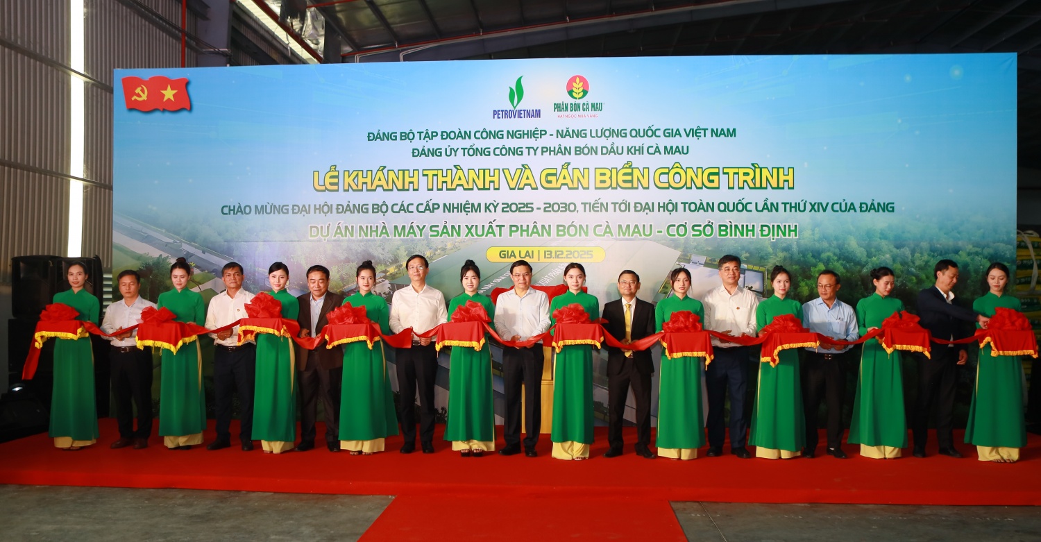 Lãnh đạo UBND tỉnh Gia Lai, Petrovietnam và PVCFC thực hiện nghi thức cắt bang khánh thành Nhà máy Sản xuất Phân bón – Cơ sở Bình Định. Lãnh đạo UBND tỉnh Gia Lai, Petrovietnam và PVCFC thực hiện nghi thức cắt bang khánh thành Nhà máy Sản xuất Phân bón – Cơ sở Bình Định.