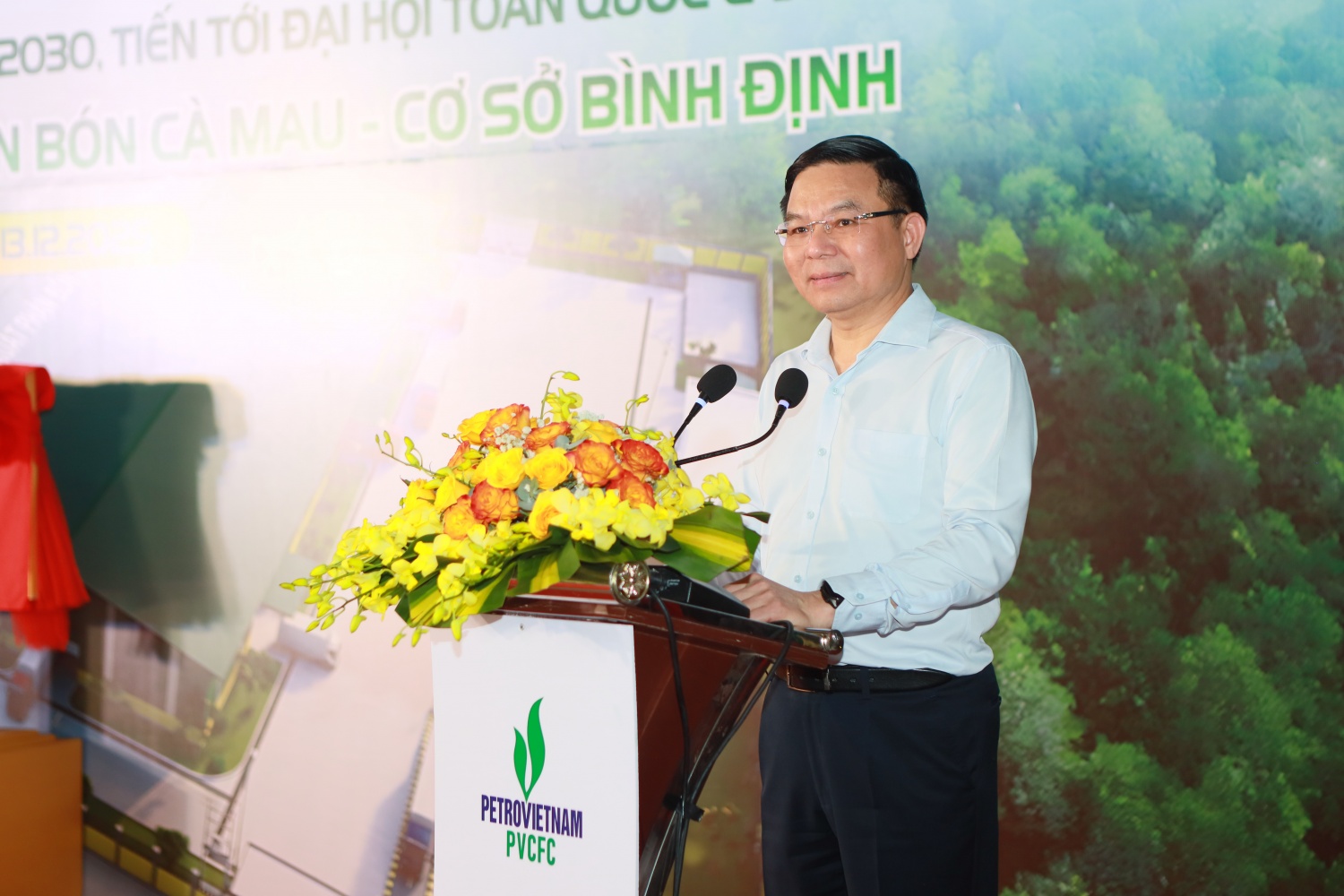 Đồng chí Lê Mạnh Hùng – Bí thư Đảng ủy, Chủ tịch HĐTV Petrovietnam nhấn mạnh việc tiếp tục củng cố, nâng cao năng lực kinh doanh; nghiên cứu thị trường, liên kết với các đơn vị thành viên thuộc Petrovietnam và tang cường đa dạng hóa các sản phẩm phù hợp. Đồng chí Lê Mạnh Hùng – Bí thư Đảng ủy, Chủ tịch HĐTV Petrovietnam nhấn mạnh việc tiếp tục củng cố, nâng cao năng lực kinh doanh; nghiên cứu thị trường, liên kết với các đơn vị thành viên thuộc Petrovietnam và tang cường đa dạng hóa các sản phẩm phù hợp.