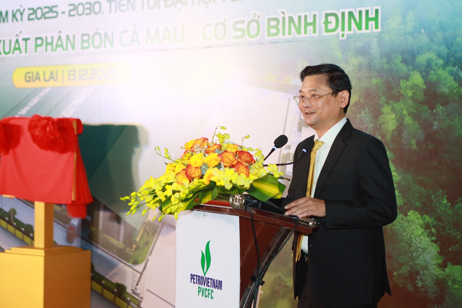 ồng chí Nguyễn Tự Công Hoàng - Ủy viên Ban Thường vụ Tỉnh ủy, Phó Chủ tịch UBND tỉnh Gia Lai đánh giá cao việc hình thành Nhà máy của PVCFC. Qua đó, góp phần giúp tỉnh đạt được nhiều mục tiêu tiêu tăng trưởng trong kinh tế và công nghiệp – nông nghiệp. ồng chí Nguyễn Tự Công Hoàng - Ủy viên Ban Thường vụ Tỉnh ủy, Phó Chủ tịch UBND tỉnh Gia Lai đánh giá cao việc hình thành Nhà máy của PVCFC. Qua đó, góp phần giúp tỉnh đạt được nhiều mục tiêu tiêu tăng trưởng trong kinh tế và công nghiệp – nông nghiệp.