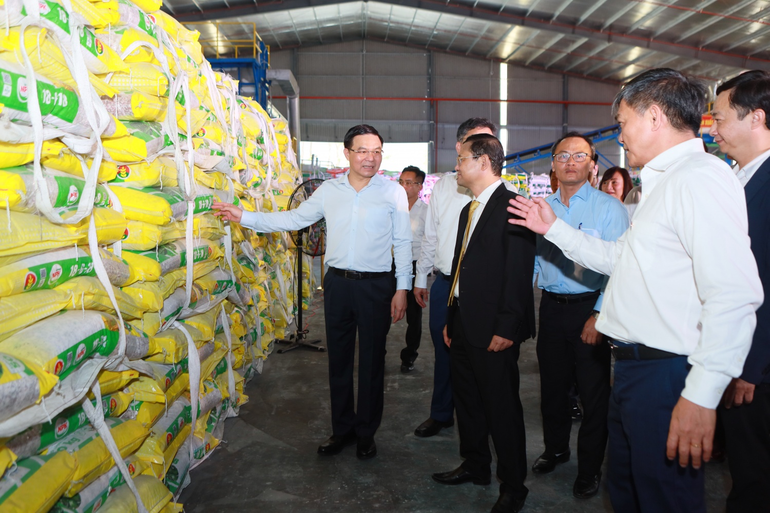 Đồng chí Nguyễn Tự Công Hoàng - Ủy viên Ban Thường vụ Tỉnh ủy, Phó Chủ tịch UBND tỉnh Gia Lai, đồng chí Lê Mạnh Hùng - Bí thư Đảng ủy, Chủ tịch HĐTV Petrovietnam và các đại biểu tham quan, trao đổi về các sản phẩm tại Nhà máy Sản xuất Phân bón – Cơ sở Bình Định. Đồng chí Nguyễn Tự Công Hoàng - Ủy viên Ban Thường vụ Tỉnh ủy, Phó Chủ tịch UBND tỉnh Gia Lai, đồng chí Lê Mạnh Hùng - Bí thư Đảng ủy, Chủ tịch HĐTV Petrovietnam và các đại biểu tham quan, trao đổi về các sản phẩm tại Nhà máy Sản xuất Phân bón – Cơ sở Bìn