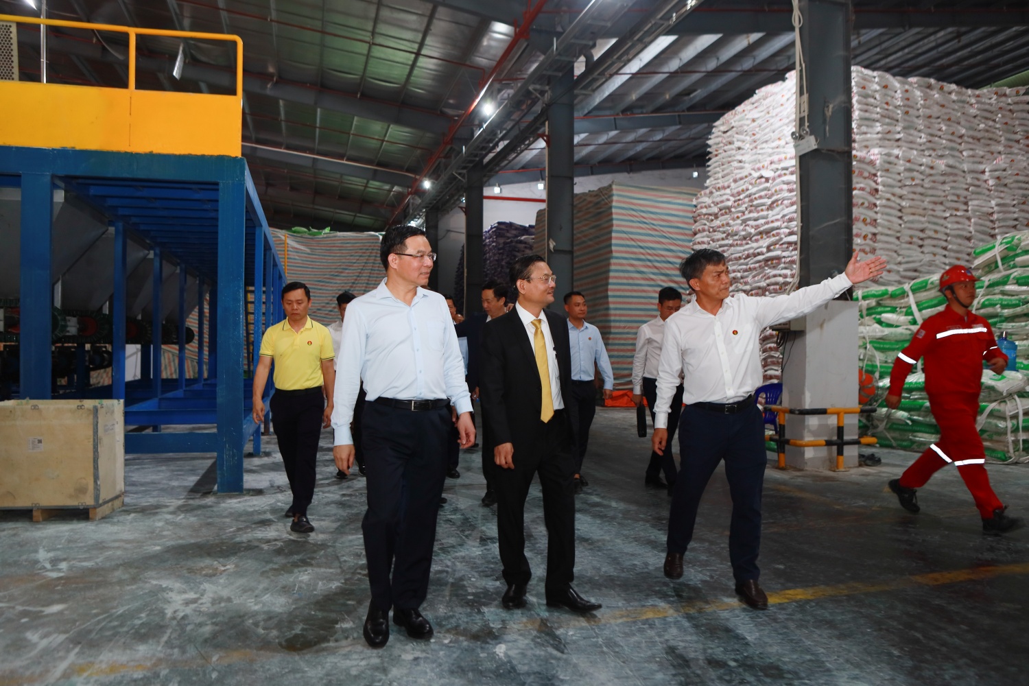 Đồng chí Văn Tiến Thanh – Phó Bí thư Đảng ủy, Tổng Giám đốc PVCFC (thứ 3 từ trái sang) giới thiệu hoạt động của Nhà máy với các đại biểu. Đồng chí Văn Tiến Thanh – Phó Bí thư Đảng ủy, Tổng Giám đốc PVCFC (thứ 3 từ trái sang) giới thiệu hoạt động của Nhà máy với các đại biểu.