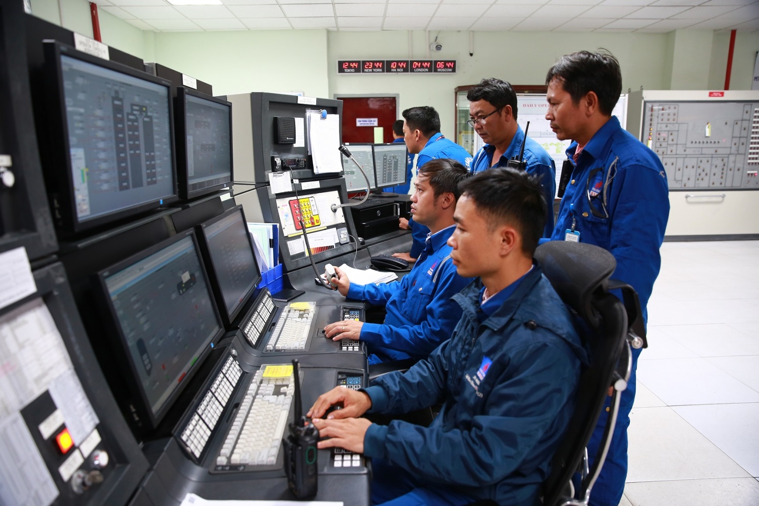 1.	Bứt phá giới hạn với việc vận hành an toàn ổn định NMLD Dung Quất ở công suất kỷ lục 120%. Sản lượng sản xuất đạt trên 7,9 triệu tấn (cao nhất từ khi Nhà máy đi vào vận hành thương mại) khẳng định vai trò trụ cột bảo đảm an ninh năng lượng quốc gia. Nă