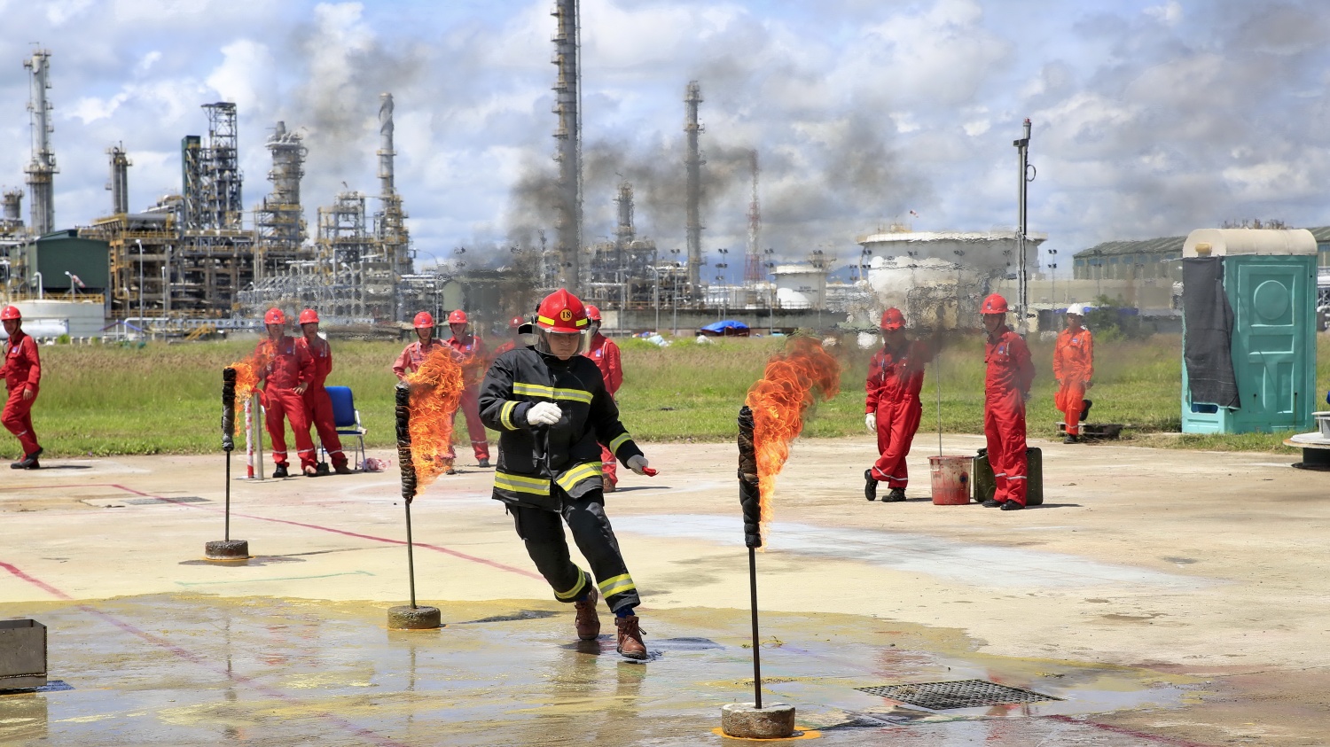 2. Trong năm 2025, nhà máy lọc dầu đã chính thức cán mốc 54 triệu giờ công an toàn không có tai nạn mất ngày công – một thành tích vượt trội, khẳng định văn hóa an toàn đã thật sự thấm sâu vào từng quy trình, từng hành vi và từng quyết định của mỗi người lao động. Thành quả này không chỉ phản ánh sự tuân thủ nghiêm ngặt các quy trình kỹ thuật, mà còn thể hiện sự chủ động nhận diện rủi ro, áp dụng công nghệ thông tin vào công tác kiểm định – bảo dưỡng, nâng cấp hệ thống giám sát trực tuyến để tạo 2. Trong năm 2025, nhà máy lọc dầu đã chính thức cán mốc 54 triệu giờ công an toàn không có tai nạn mất ngày công – một thành tích vượt trội, khẳng định văn hóa an toàn đã thật sự thấm sâu vào từng quy trình, từng hành vi và từng quyết định của mỗi người