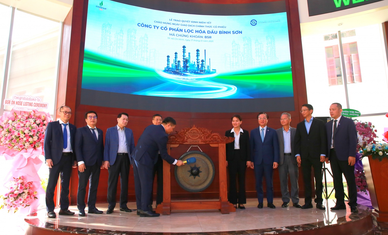 6. Tăng vốn điều lệ, củng cố nội lực phát triển dài hạn. BSR đã hoàn tất việc tăng vốn điều lệ từ 31.005 tỷ đồng lên 50.707 tỷ đồng. Việc tăng vốn giúp doanh nghiệp gia tăng khả năng huy động nguồn lực, sẵn sàng tập trung đầu tư cho các dự án chiến lược. Đồng thời, đây cũng là nền tảng quan trọng để BSR củng cố sức cạnh tranh, đảm bảo an toàn tài chính và chủ động hơn trong bối cảnh thị trường năng lượng biến động khó lường. 6. Tăng vốn điều lệ, củng cố nội lực phát triển dài hạn. BSR đã hoàn tất việc tăng vốn điều lệ từ 31.005 tỷ đồng lên 50.707 tỷ đồng. Việc tăng vốn giúp doanh nghiệp gia tăng khả năng huy động nguồn lực, sẵn sàng tập trung đầu tư cho các dự án chiến lược.