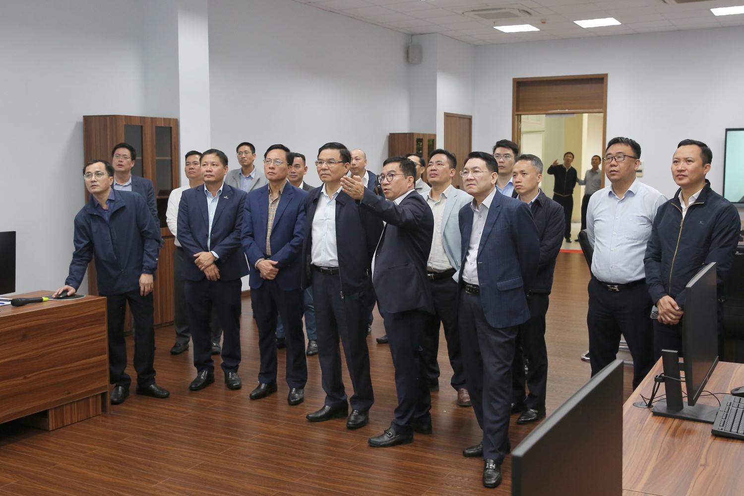 7. Đẩy mạnh chuyển đổi số làm công cụ đột phá trong quản trị. BSR đã hoàn thiện Văn phòng điện tử (Digital-Office) với 19 phân hệ tích hợp, áp dụng chữ ký số và quy trình xử lý công việc trực tuyến, đạt 100% phạm vi quản lý điều hành trên nền tảng số hóa. Triển khai đưa AI vào quản trị điều hành. 7. Đẩy mạnh chuyển đổi số làm công cụ đột phá trong quản trị. BSR đã hoàn thiện Văn phòng điện tử (Digital-Office) với 19 phân hệ tích hợp, áp dụng chữ ký số và quy trình xử lý công việc trực tuyến, đạt 100% phạm vi quản lý điều hành trên nền tảng số hóa.