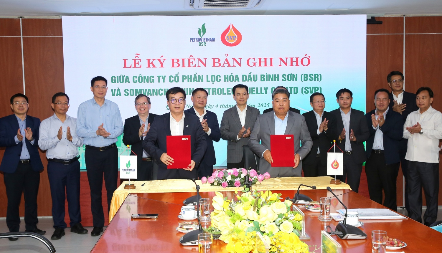 9. Tín nhiệm quốc tế - Vững vàng trên bản đồ năng lượng. Năm 2025 đánh dấu 03 năm liên tiếp (2023 – 2025) BSR được xếp hạng tín nhiệm BB+ ở hạng mục Triển vọng ổn định, khẳng định năng lực tài chính bền vững và tiềm năng phát triển mạnh mẽ. 9. Tín nhiệm quốc tế - Vững vàng trên bản đồ năng lượng. Năm 2025 đánh dấu 03 năm liên tiếp (2023 – 2025) BSR được xếp hạng tín nhiệm BB+ ở hạng mục Triển vọng ổn định, khẳng định năng lực tài chính bền vững và tiềm năng phát triển mạnh mẽ.