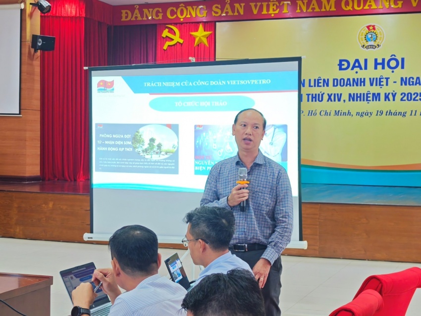 Đồng chí Nguyễn Bá Cường, Trưởng Ban QLĐH mạng lưới ATVSV trình bày chuyên đề “Vai trò của mạng lưới ATVSV trong việc phổ biến, tuyên truyền để nâng cao sức khỏe người lao động” Đồng chí Nguyễn Bá Cường, Trưởng Ban QLĐH mạng lưới ATVSV trình bày chuyên đề “Vai trò của mạng lưới ATVSV trong việc phổ biến, tuyên truyền để nâng cao sức khỏe người lao động”