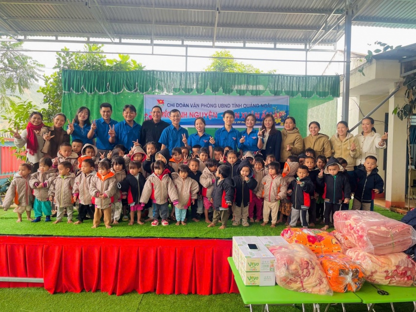 “Đông tình nguyện - Xuân ấm áp” lan tỏa yêu thương đến vùng cao Quảng Ngãi “Đông tình nguyện - Xuân ấm áp” lan tỏa yêu thương đến vùng cao Quảng Ngãi