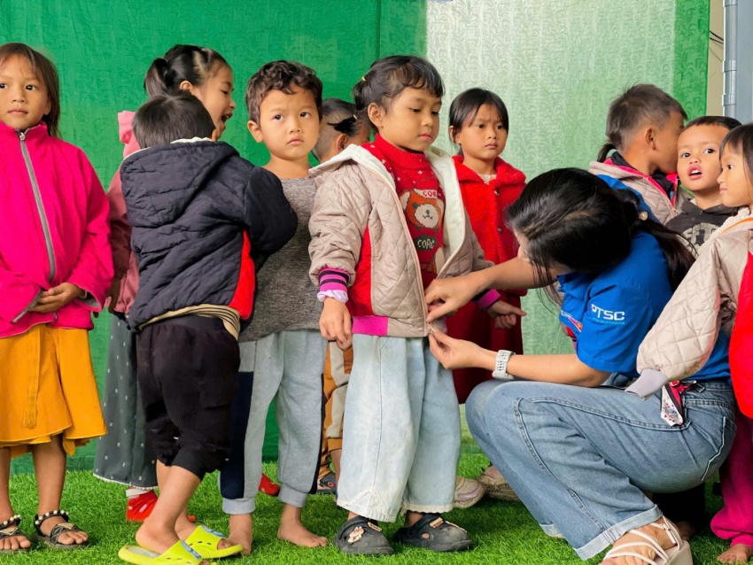 “Đông tình nguyện – Xuân ấm áp” lan tỏa yêu thương đến vùng cao Quảng Ngãi “Đông tình nguyện - Xuân ấm áp” lan tỏa yêu thương đến vùng cao Quảng Ngãi