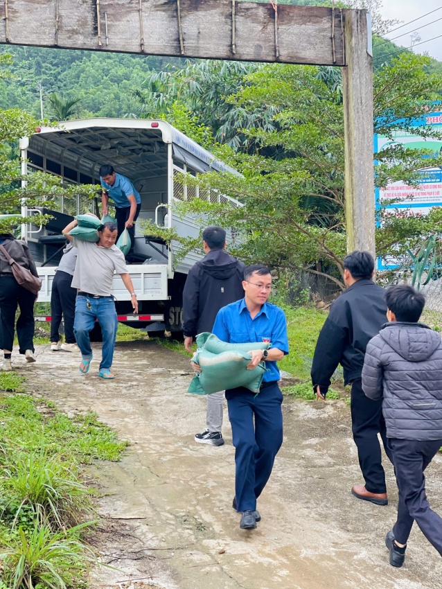 “Đông tình nguyện – Xuân ấm áp” lan tỏa yêu thương đến vùng cao Quảng Ngãi “Đông tình nguyện - Xuân ấm áp” lan tỏa yêu thương đến vùng cao Quảng Ngãi