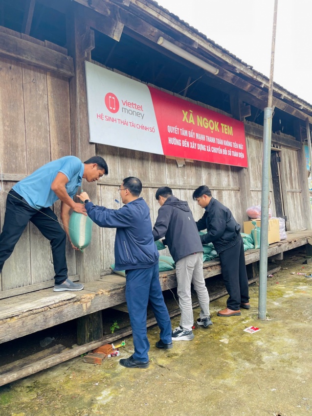 “Đông tình nguyện – Xuân ấm áp” lan tỏa yêu thương đến vùng cao Quảng Ngãi “Đông tình nguyện - Xuân ấm áp” lan tỏa yêu thương đến vùng cao Quảng Ngãi