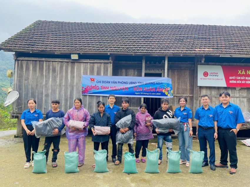 “Đông tình nguyện – Xuân ấm áp” lan tỏa yêu thương đến vùng cao Quảng Ngãi “Đông tình nguyện - Xuân ấm áp” lan tỏa yêu thương đến vùng cao Quảng Ngãi