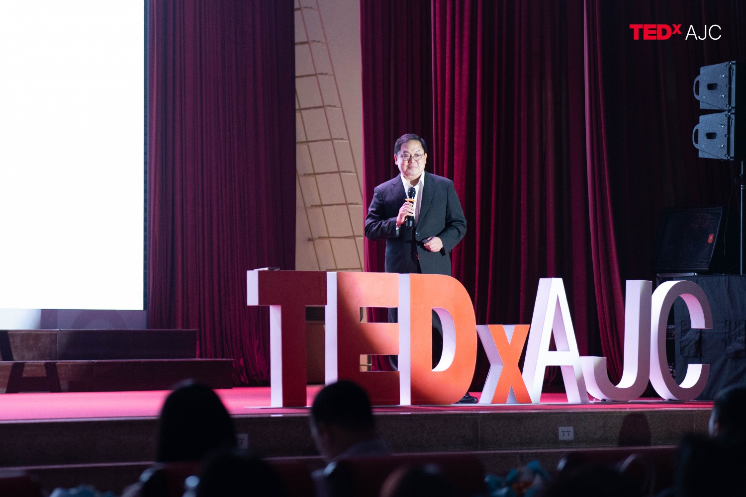 Năm 2024, TEDxAJC đã quy tụ 6 diễn giả có sức ảnh hưởng trong nhiều lĩnh vực: ông Hoàng Nam Tiến; Nhà báo Ngô Bá Lục, Content Creator Tròn Mama… Sự góp mặt của họ đã mang đến những góc nhìn sắc bén, mới mẻ, đồng thời nâng tầm vị thế của chương trình. (Ảnh: BTC)