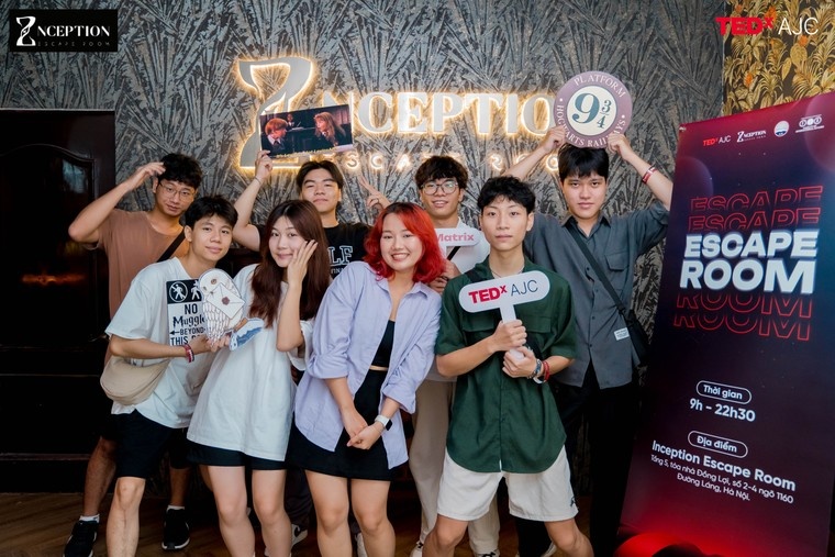 sự kiện bên lề nằm trong khuôn khổ TEDxAJC 2024, trò chơi giải đố “Nhiệm vụ Phượng Hoàng” hóc búa đã thu hút đông đảo người chơi. sự kiện bên lề nằm trong khuôn khổ TEDxAJC 2024, trò chơi giải đố “Nhiệm vụ Phượng Hoàng” hóc búa đã thu hút đông đảo người chơi.