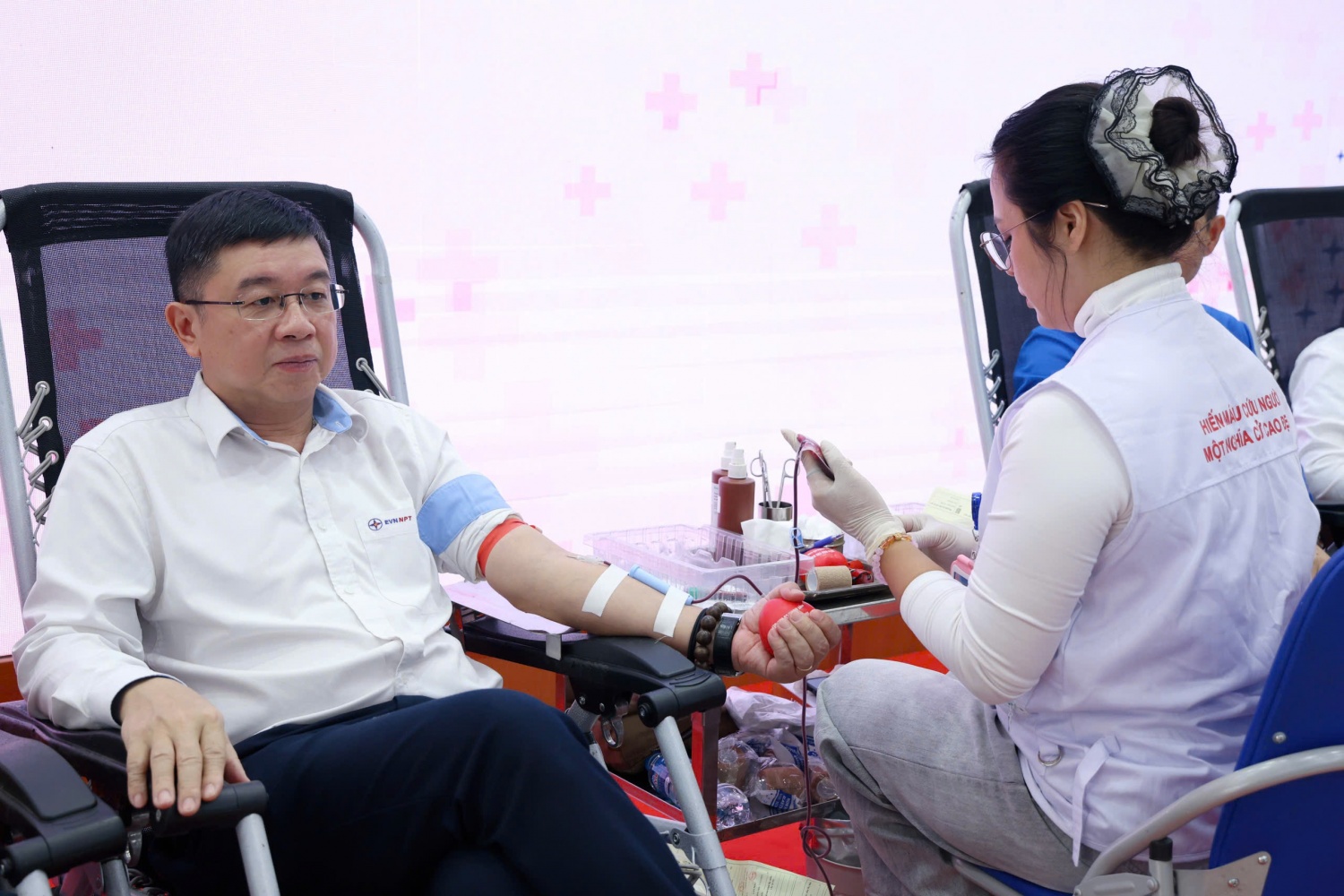 EVNNPT lan tỏa tinh thần nhân ái qua Tuần lễ hồng EVN lần thứ XI EVNNPT lan tỏa tinh thần nhân ái qua Tuần lễ hồng EVN lần thứ XI