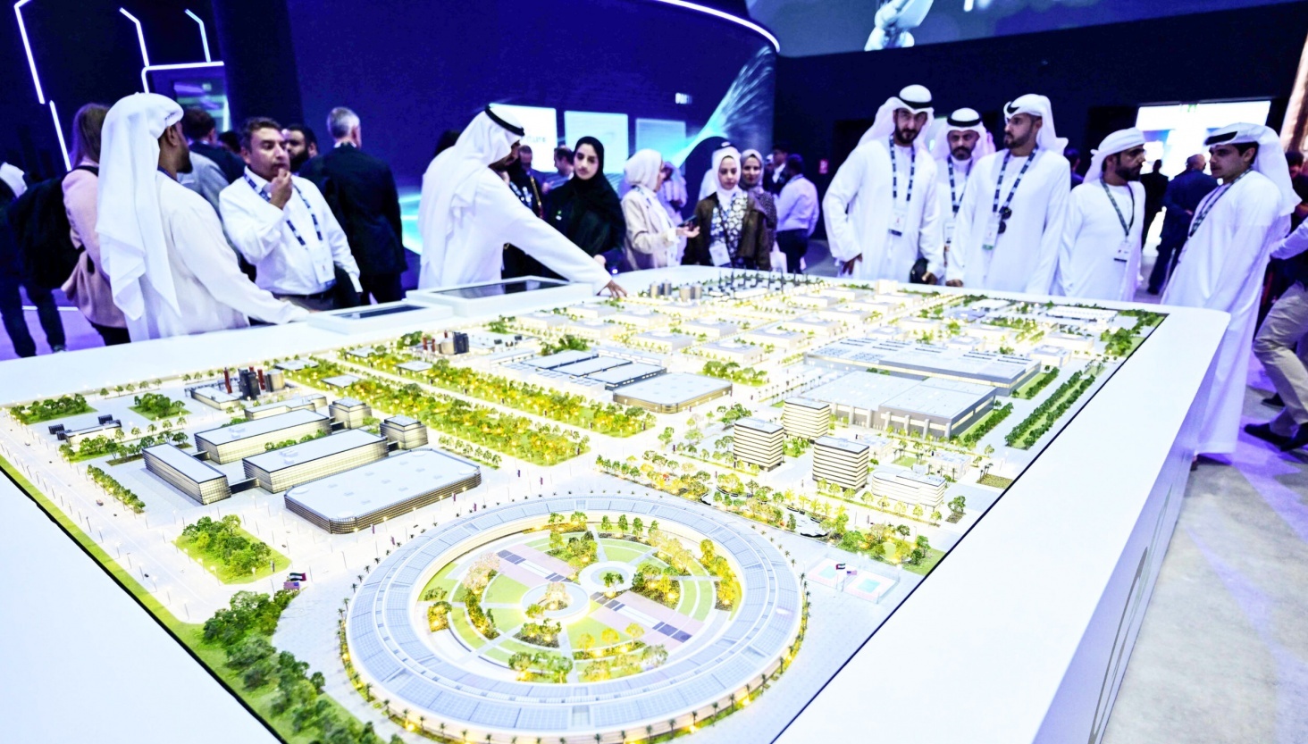 UAE dùng tiền bán dầu khí để phát triển AI như thế nào?