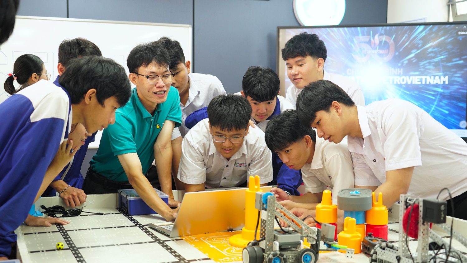 Khánh thành Phòng STEM Innovation Petrovietnam tại Trường THPT Đạm Ri: Tiếp sức sáng tạo - nghiên cứu khoa học Phòng STEM Innovation Petrovietnam tại Trường THPT Đạm Ri:
Tiếp sức sáng tạo - nghiên cứu khoa học