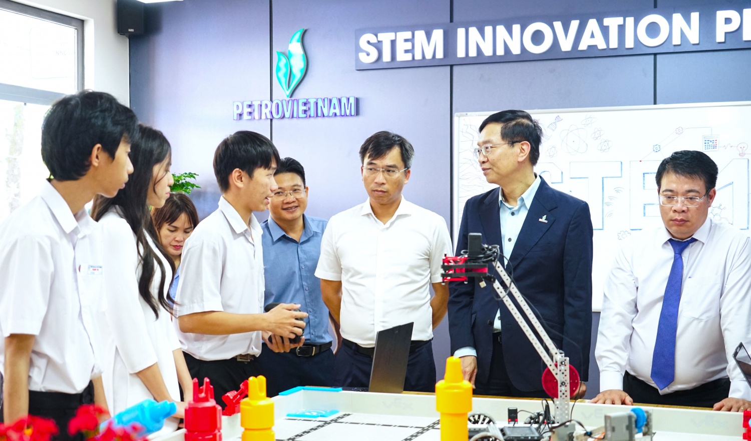 Khánh thành Phòng STEM Innovation Petrovietnam tại Trường THPT Đạm Ri: Tiếp sức sáng tạo - nghiên cứu khoa học Phòng STEM Innovation Petrovietnam tại Trường THPT Đạm Ri:
Tiếp sức sáng tạo - nghiên cứu khoa học