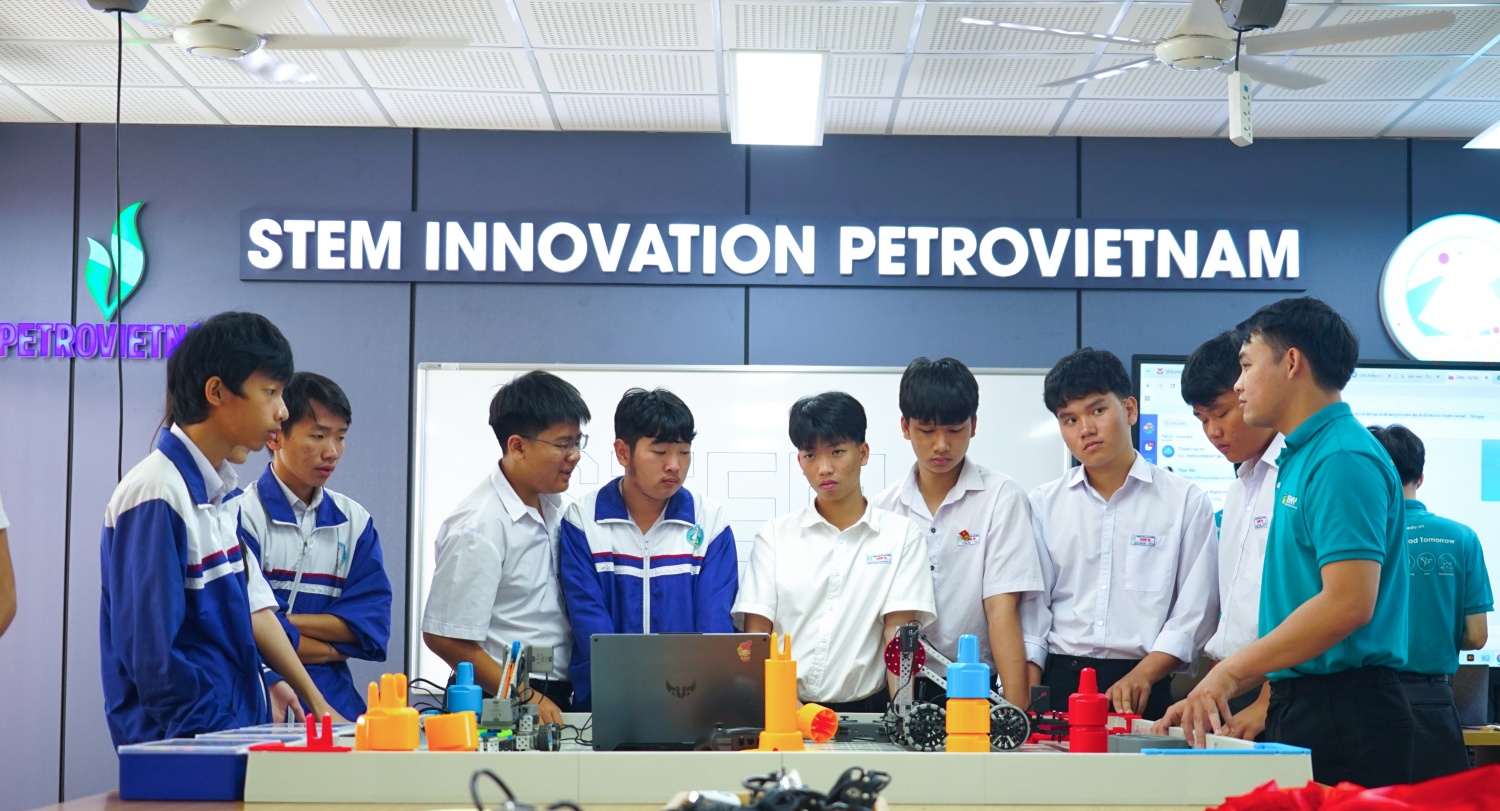 Phòng STEM Innovation Petrovietnam tại Trường THPT Đạm Ri:
Tiếp sức sáng tạo - nghiên cứu khoa học Phòng STEM Innovation Petrovietnam tại Trường THPT Đạm Ri:
Tiếp sức sáng tạo - nghiên cứu khoa học