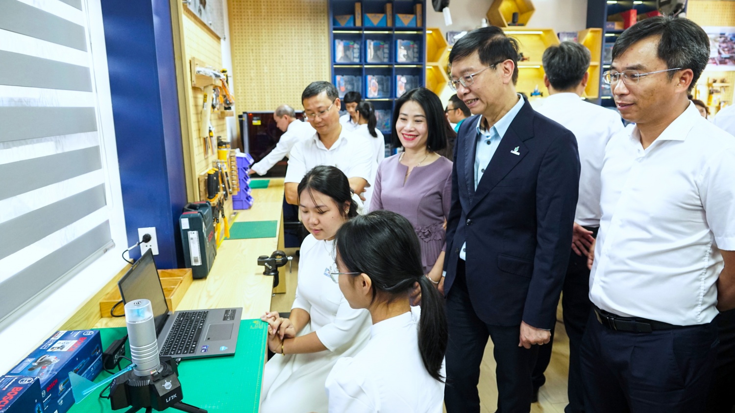 Phòng STEM Innovation Petrovietnam tại Trường THPT Đạm Ri:
Tiếp sức sáng tạo - nghiên cứu khoa học Phòng STEM Innovation Petrovietnam tại Trường THPT Đạm Ri:
Tiếp sức sáng tạo - nghiên cứu khoa học